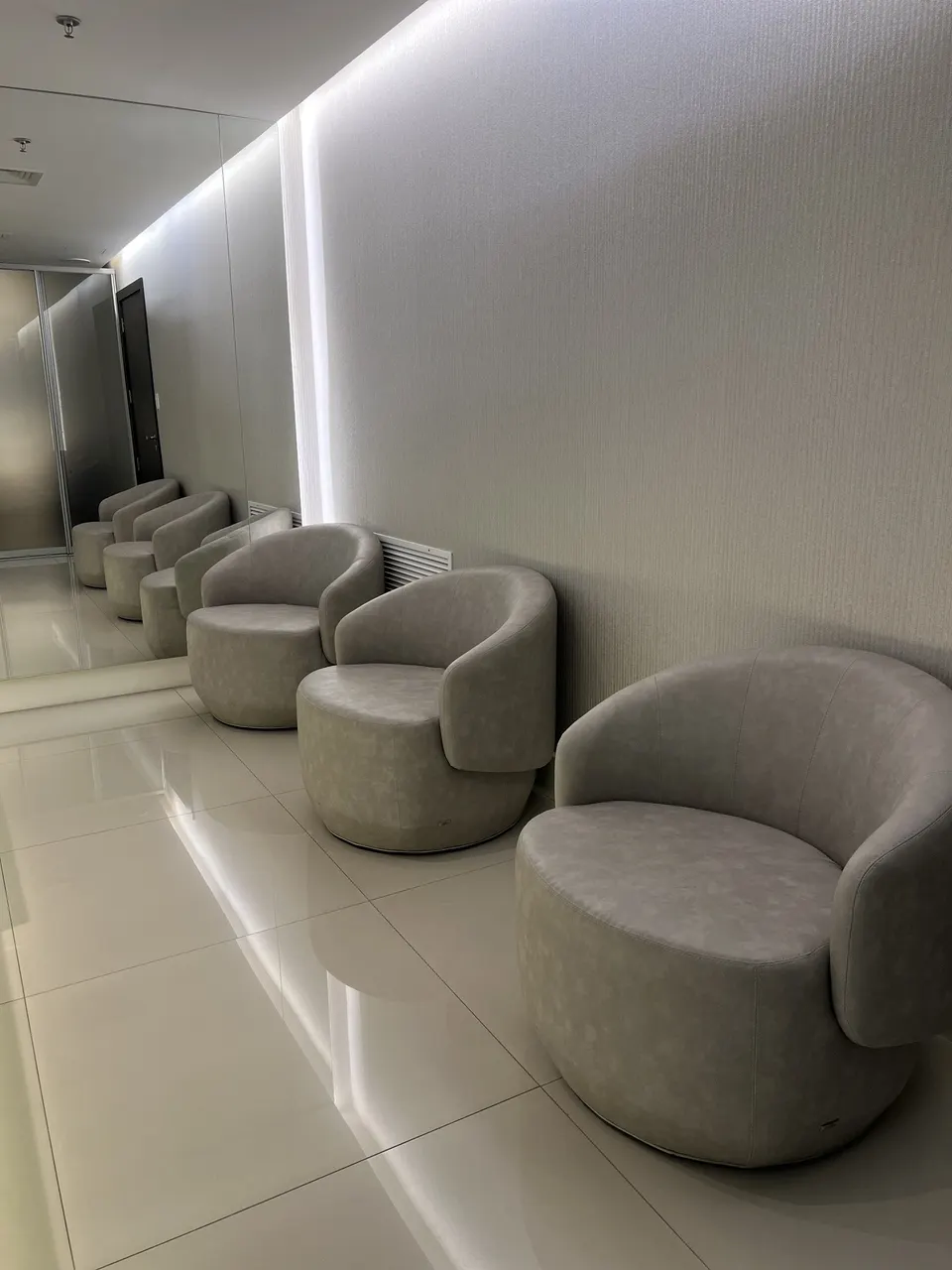 Sala de espera da clínica da Dra. Márcia Donadussi, dermatologista que faz preenchimento labial em Porto Alegre, no Moinhos de Vento