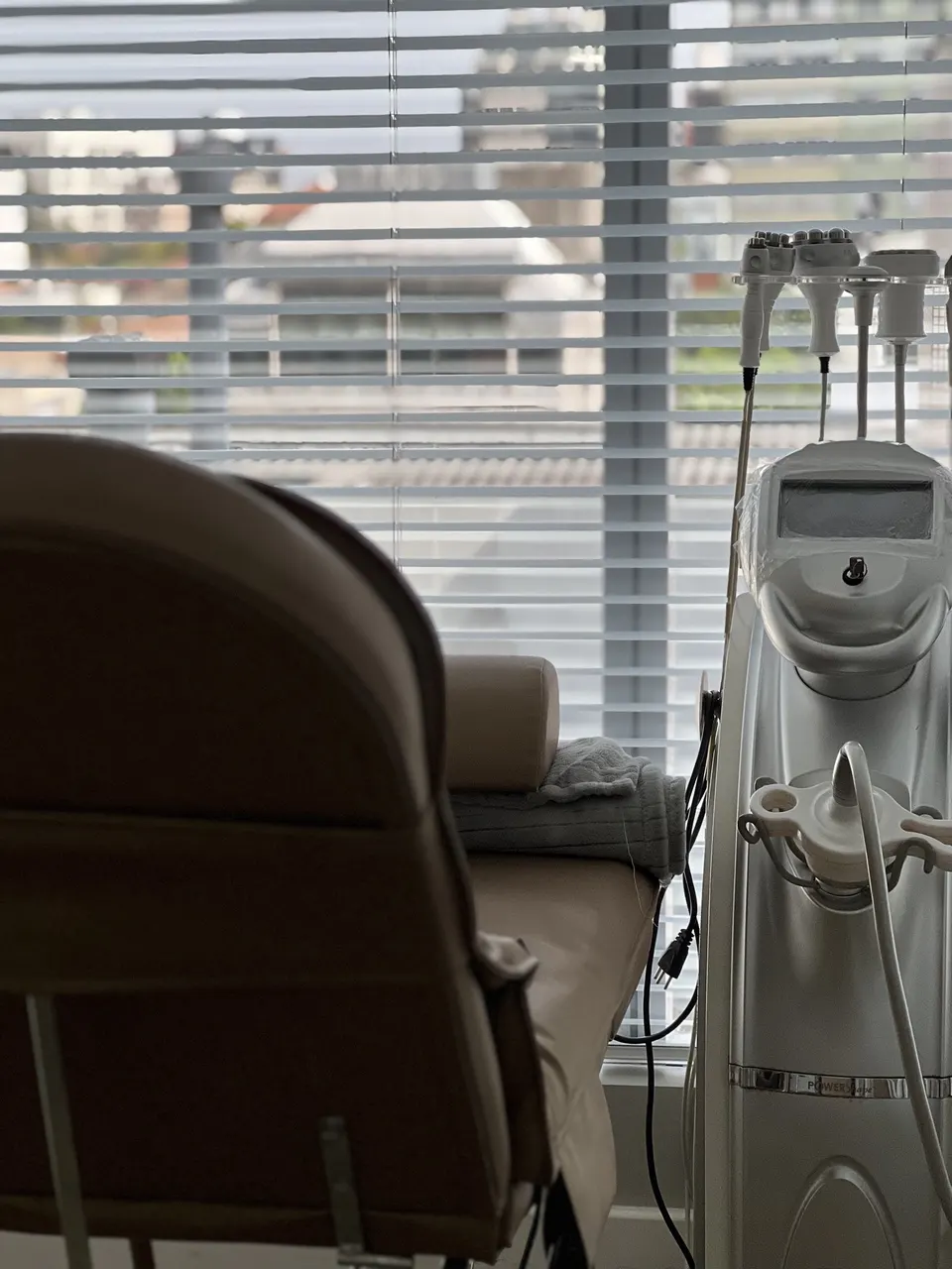 Sala de tecnologia da clínica da Dra. Márcia Donadussi, com vista para o Moinhos de Vento